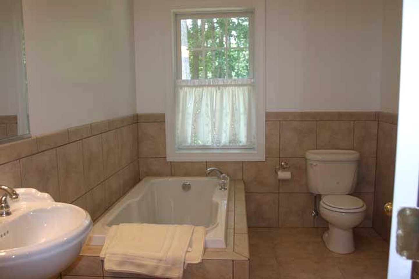 Charming Riverside Cottage Rental with Private Pier near Historic Williamsburg, Virginia