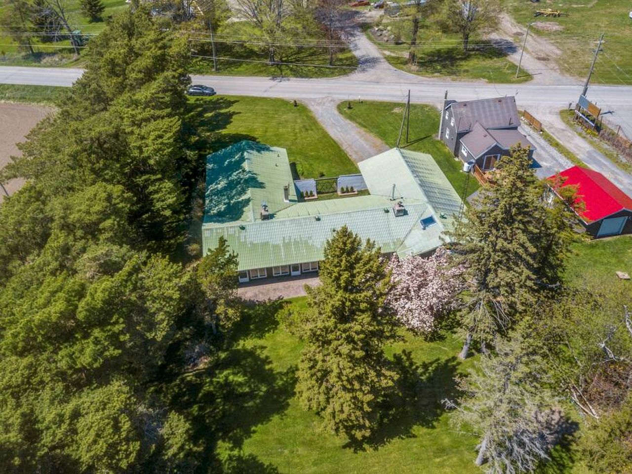 Spacious Cottage with Indoor Heated Pool Near Sandbanks Provincial Park, Picton, Ontario