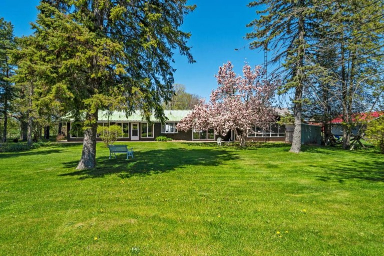 Spacious Cottage with Indoor Heated Pool Near Sandbanks Provincial Park, Picton, Ontario