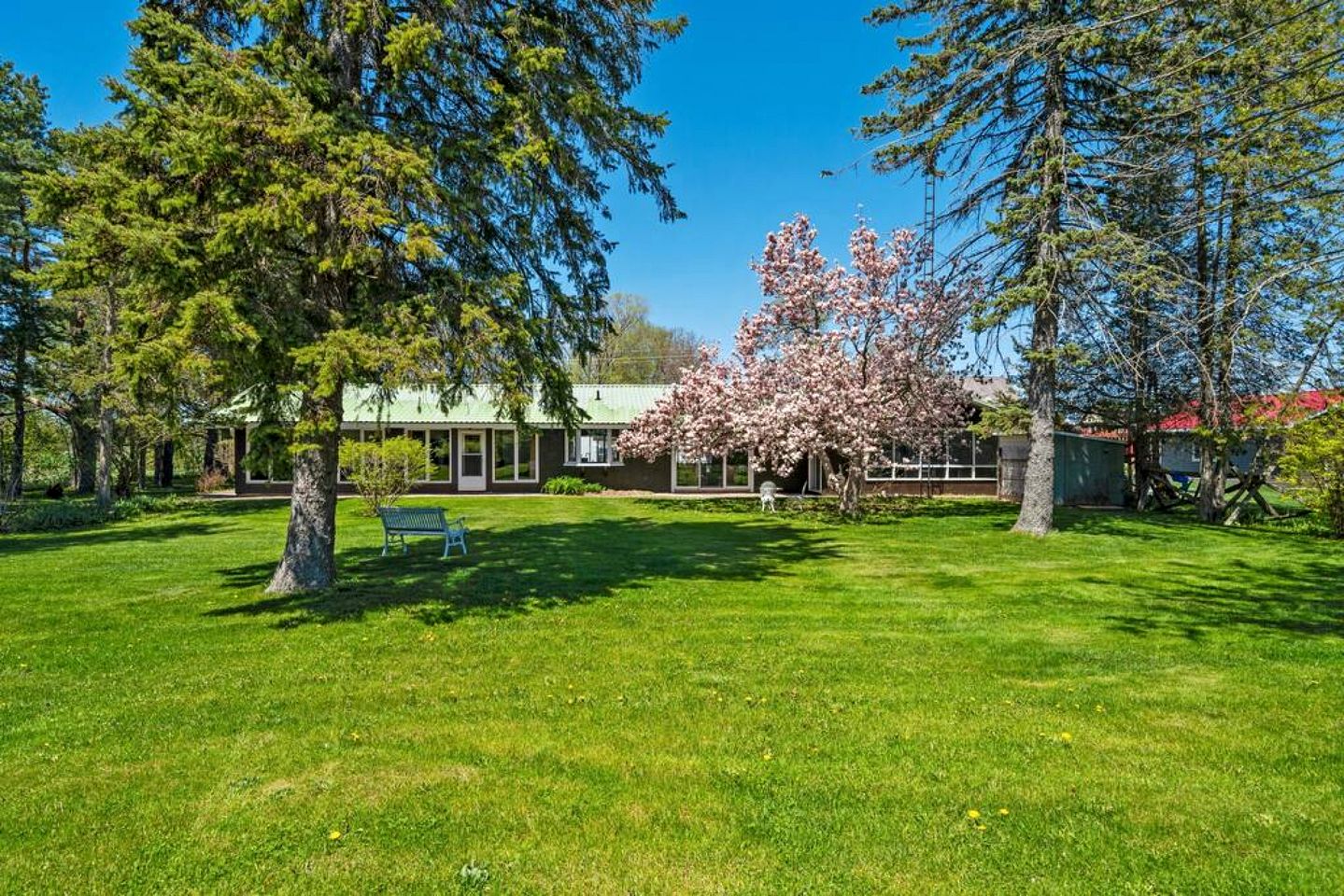 Spacious Cottage with Indoor Heated Pool Near Sandbanks Provincial Park, Picton, Ontario