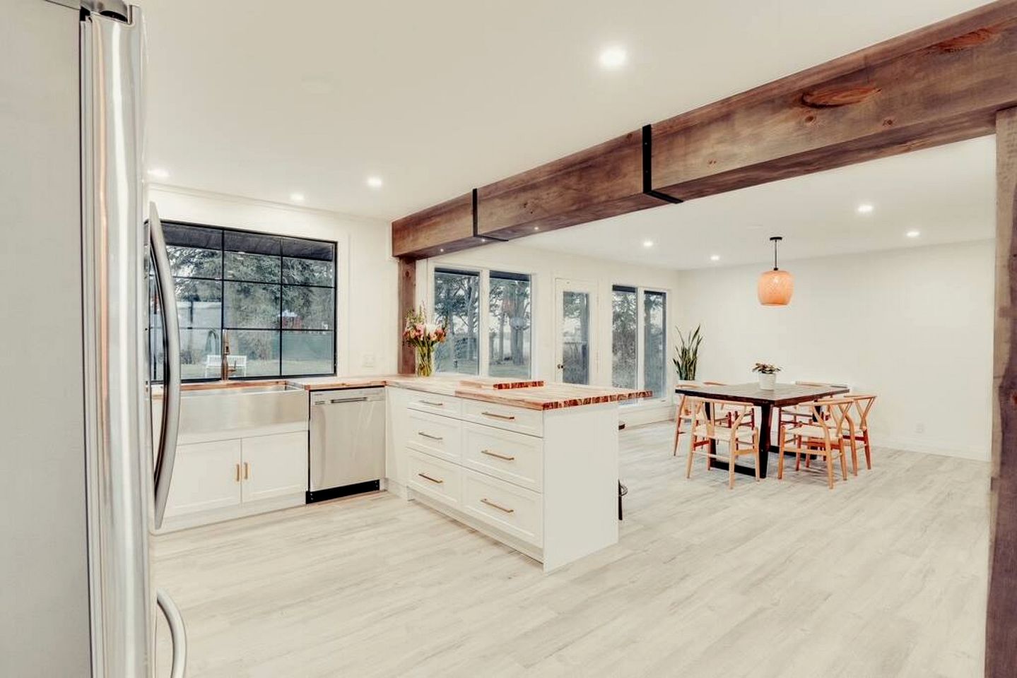 Spacious Cottage with Indoor Heated Pool Near Sandbanks Provincial Park, Picton, Ontario