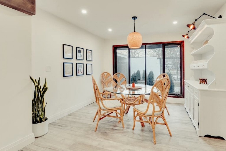 Cottages (Canada, Prince Edward County, Ontario)