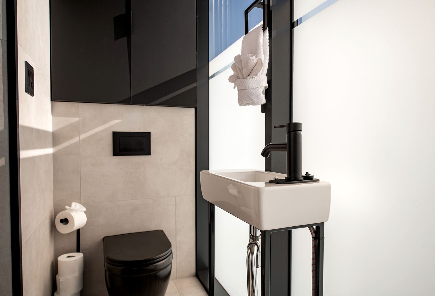 Stunning Mirrored Glass Cabin with Hot Tub & Sauna near Lookout Mountain, Dade County, GA