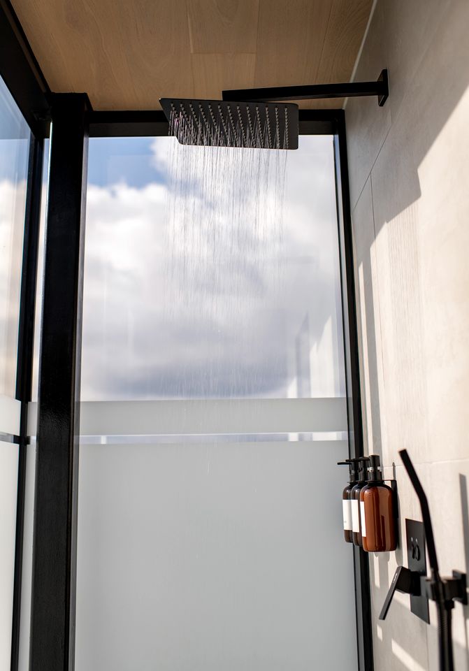 Stunning Mirrored Glass Cabin with Hot Tub & Sauna near Lookout Mountain, Dade County, GA