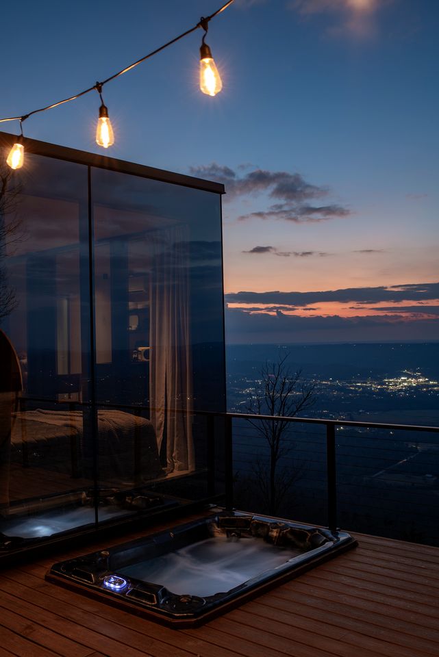 Stunning Mirrored Glass Cabin with Hot Tub & Sauna near Lookout Mountain, Dade County, GA