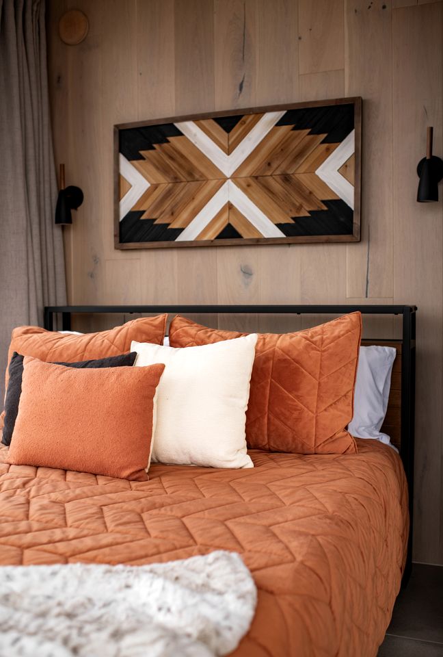 Stunning Mirrored Glass Cabin with Hot Tub & Sauna near Lookout Mountain, Dade County, GA