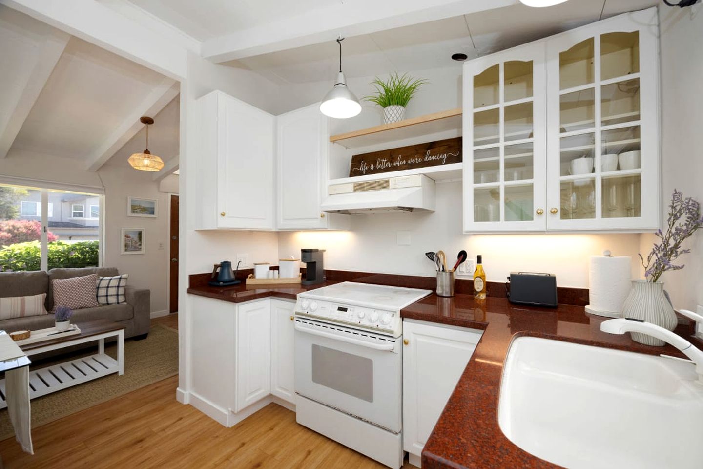 Private Cottage Along the Northern California Coast in El Granada, Perfect for an Oceanfront Escape