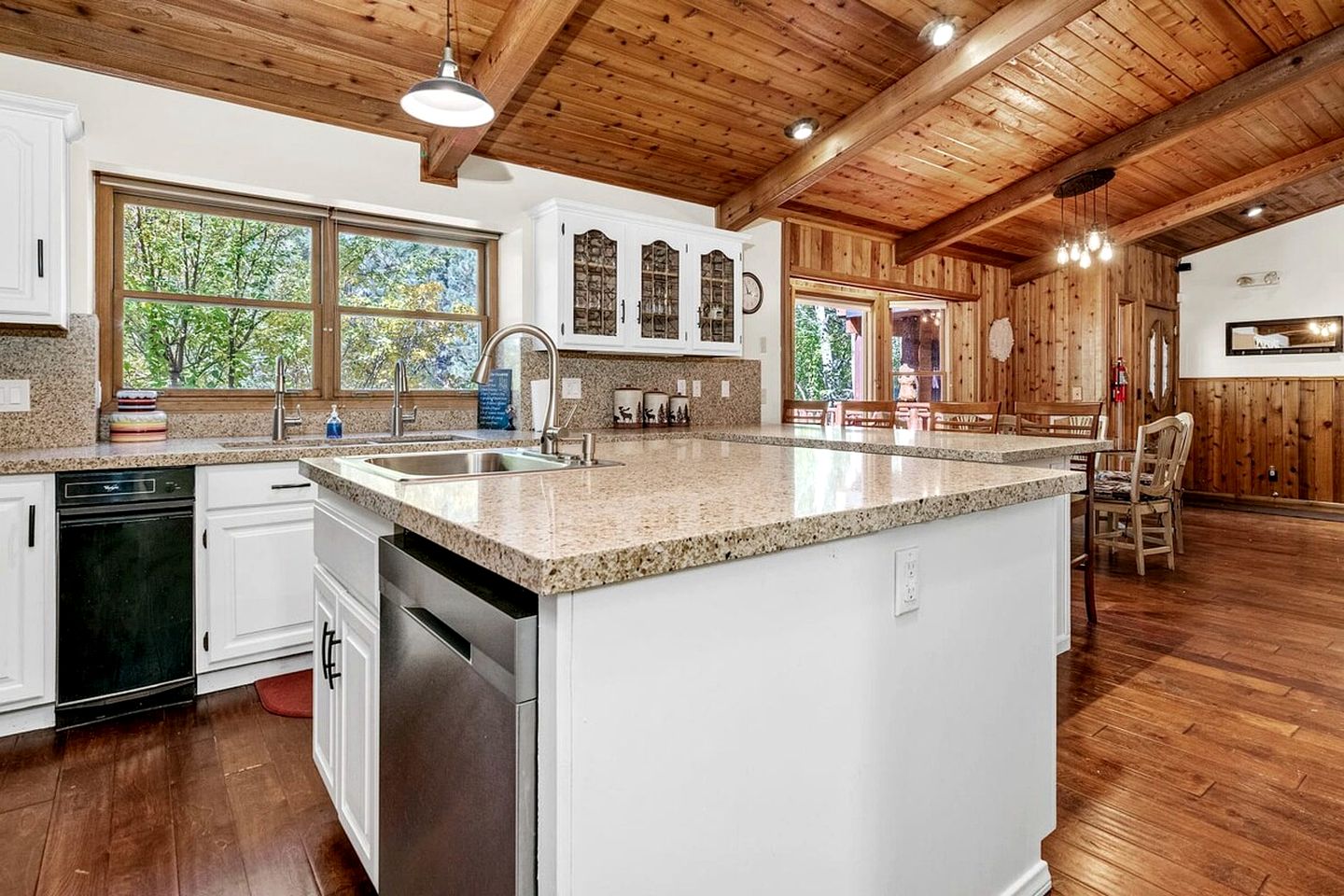 Incredible Cabin with Hot-tub and Fire Pit in Big Bear Lake, California