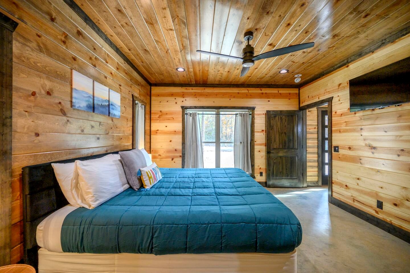 Private Forestview Luxury Cabin with Hot Tub, Foosball Loft & Outdoor Fireplace Near Beavers Bend, Broken Bow, OK