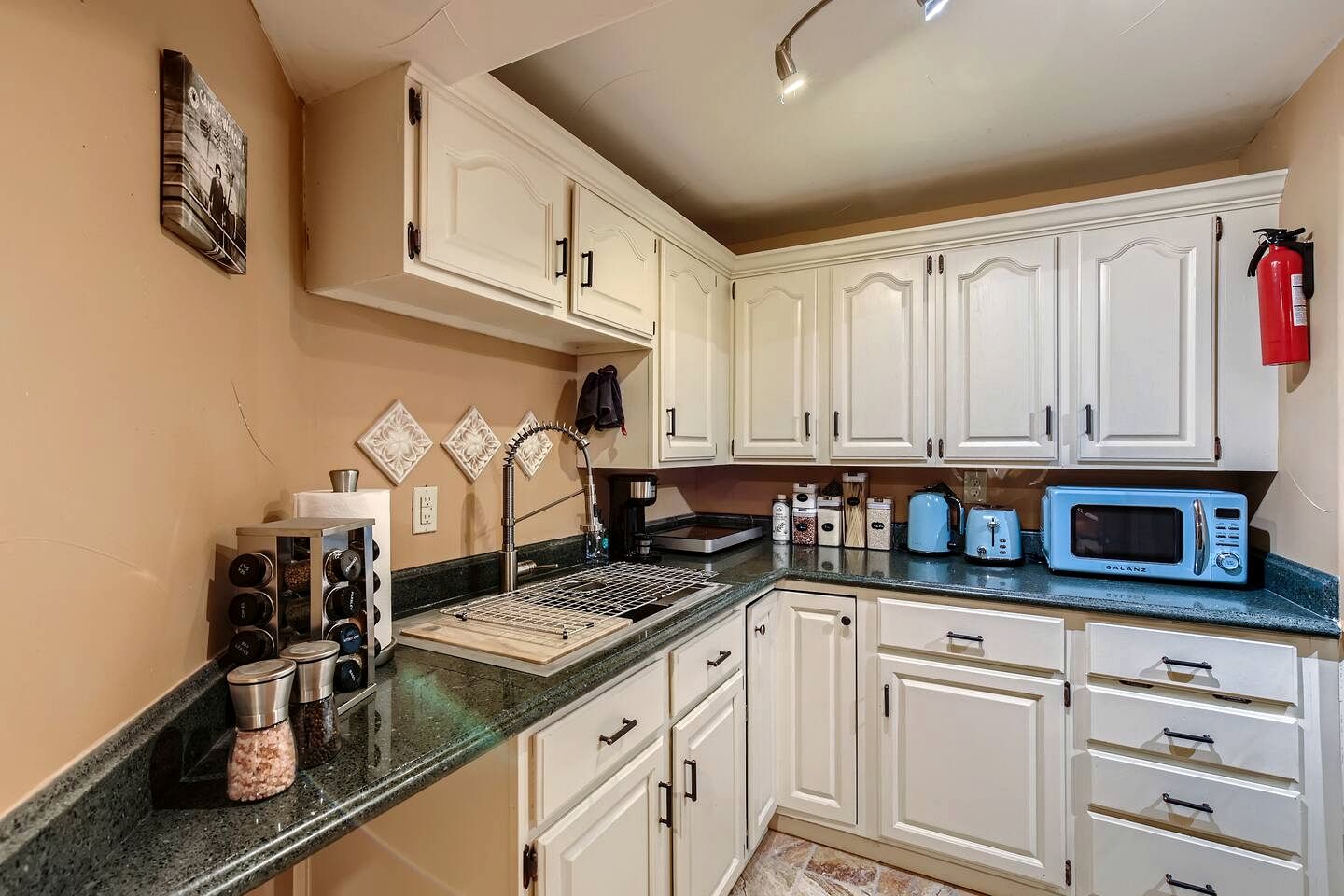 Spacious Colorado-Themed Garden-Level Suite with Fireplace near Eagle Trace Golf Course in Broomfield, CO