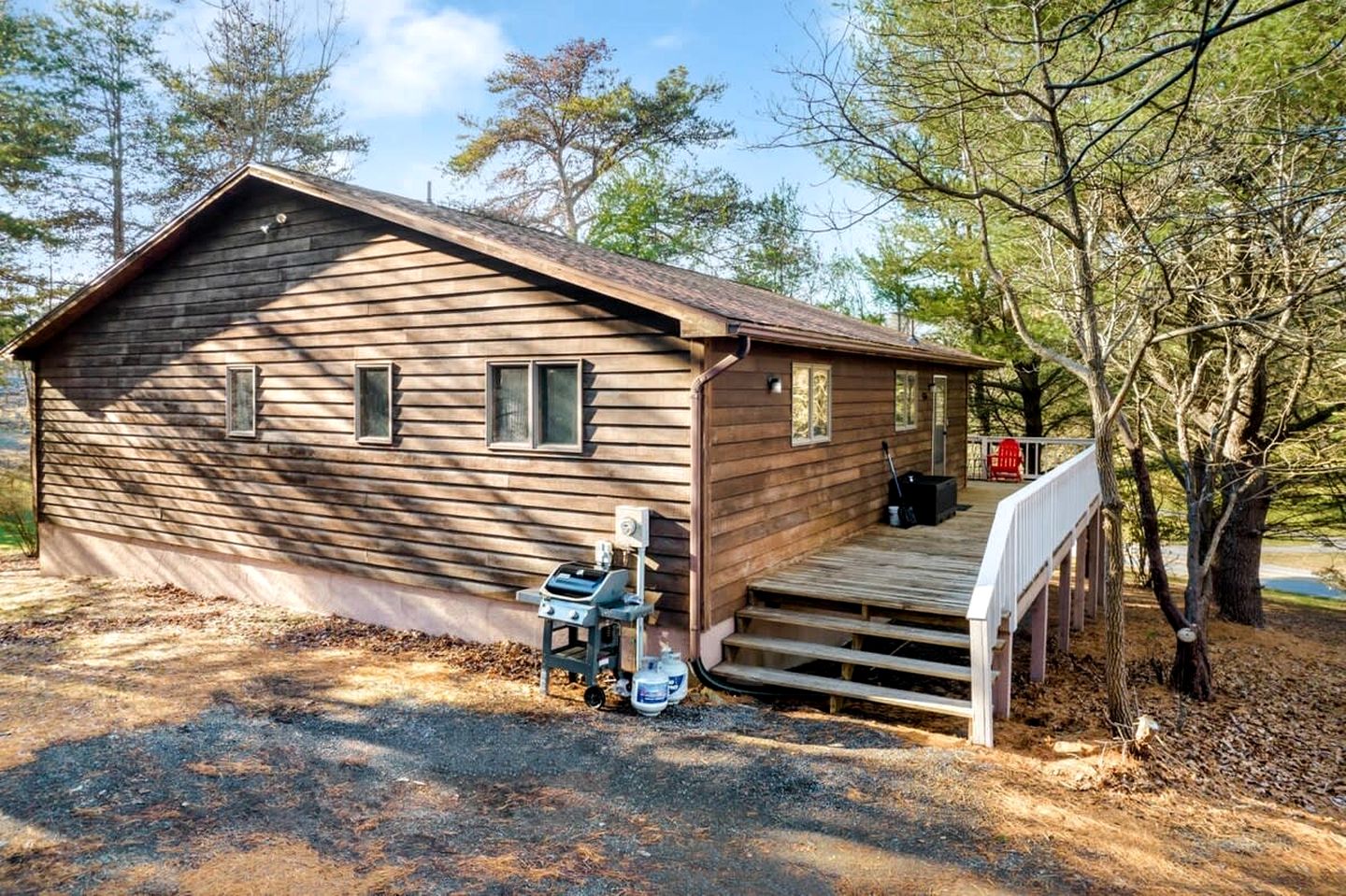 Cabin-Chalet Nestled in the Woods with Hot Tub, Fire Pit and Resort Amenities Just Steps from The Woods Golf Course in Hedgesville, WV