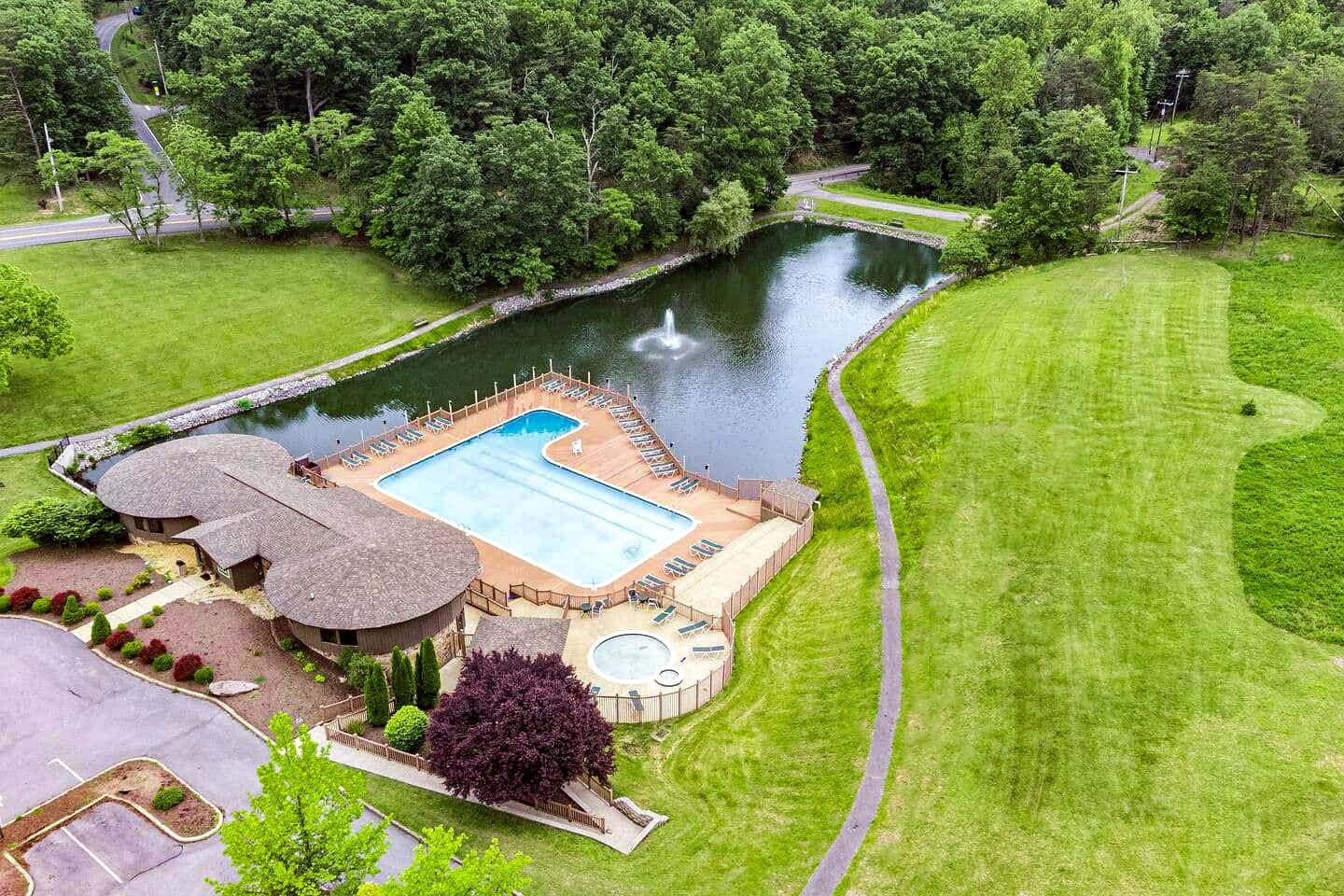 Cabin-Chalet Nestled in the Woods with Hot Tub, Fire Pit and Resort Amenities Just Steps from The Woods Golf Course in Hedgesville, WV