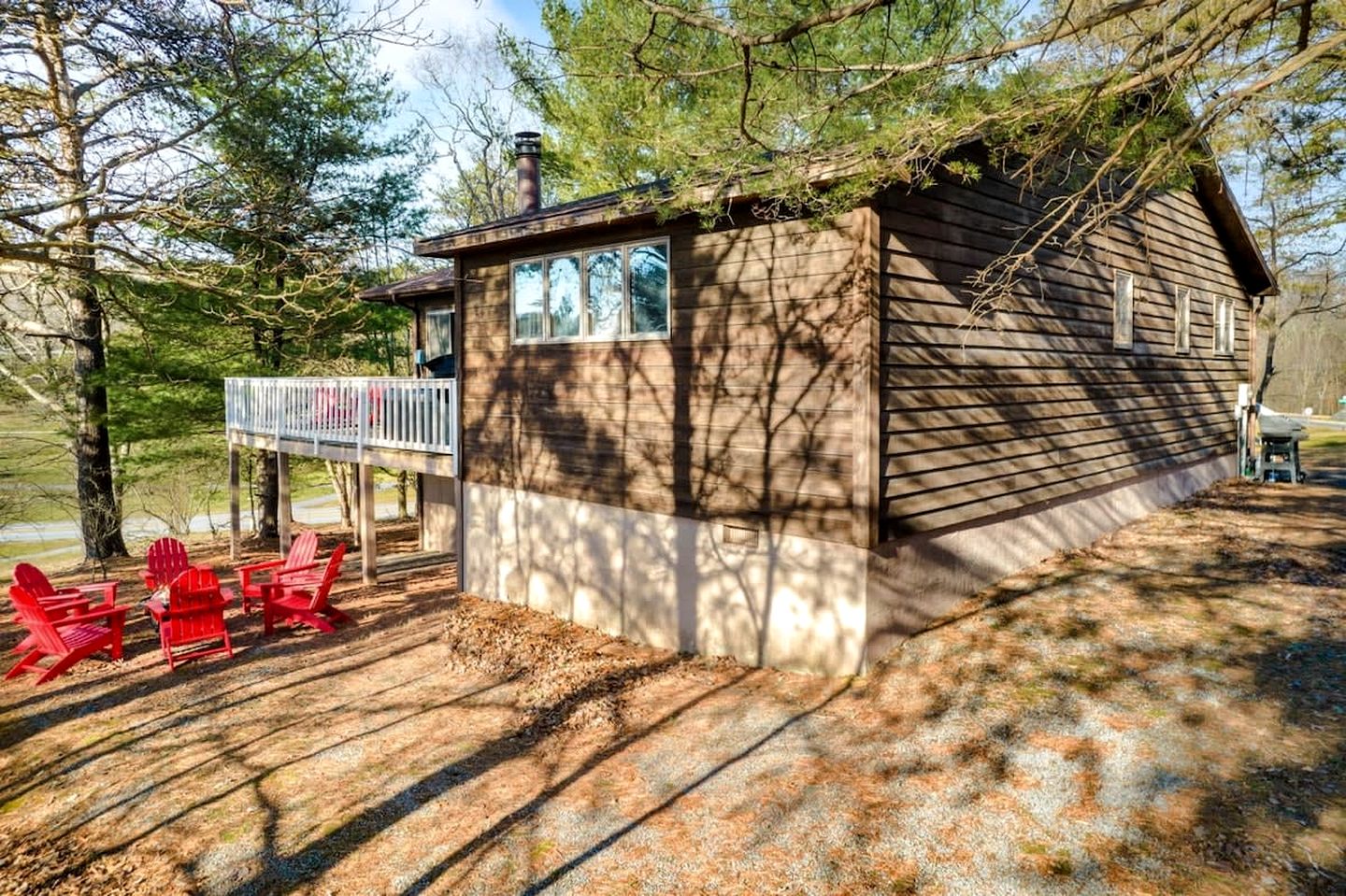 Cabin-Chalet Nestled in the Woods with Hot Tub, Fire Pit and Resort Amenities Just Steps from The Woods Golf Course in Hedgesville, WV