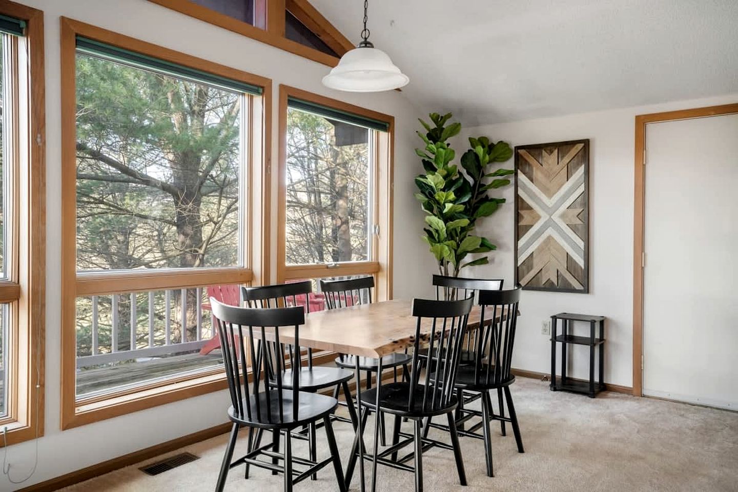 Cabin-Chalet Nestled in the Woods with Hot Tub, Fire Pit and Resort Amenities Just Steps from The Woods Golf Course in Hedgesville, WV