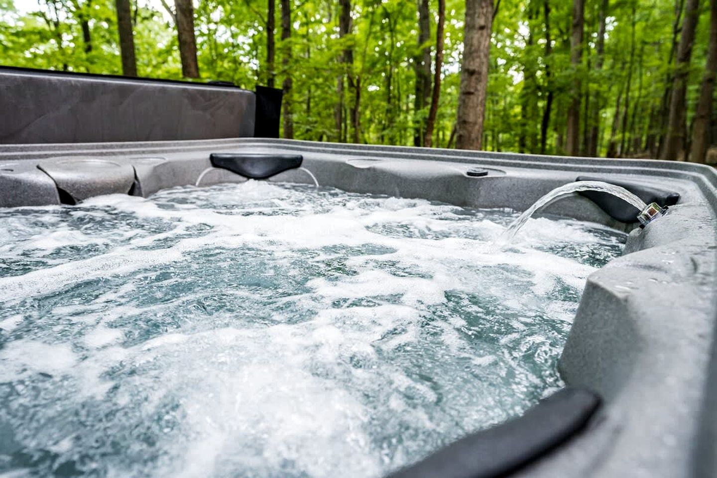 Cabin-Chalet Nestled in the Woods with Hot Tub, Fire Pit and Resort Amenities Just Steps from The Woods Golf Course in Hedgesville, WV