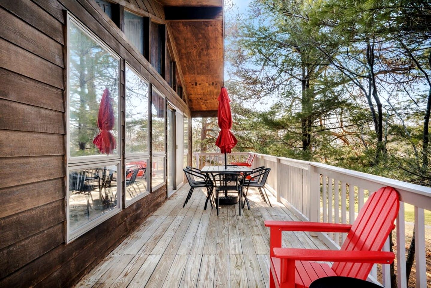 Cabin-Chalet Nestled in the Woods with Hot Tub, Fire Pit and Resort Amenities Just Steps from The Woods Golf Course in Hedgesville, WV