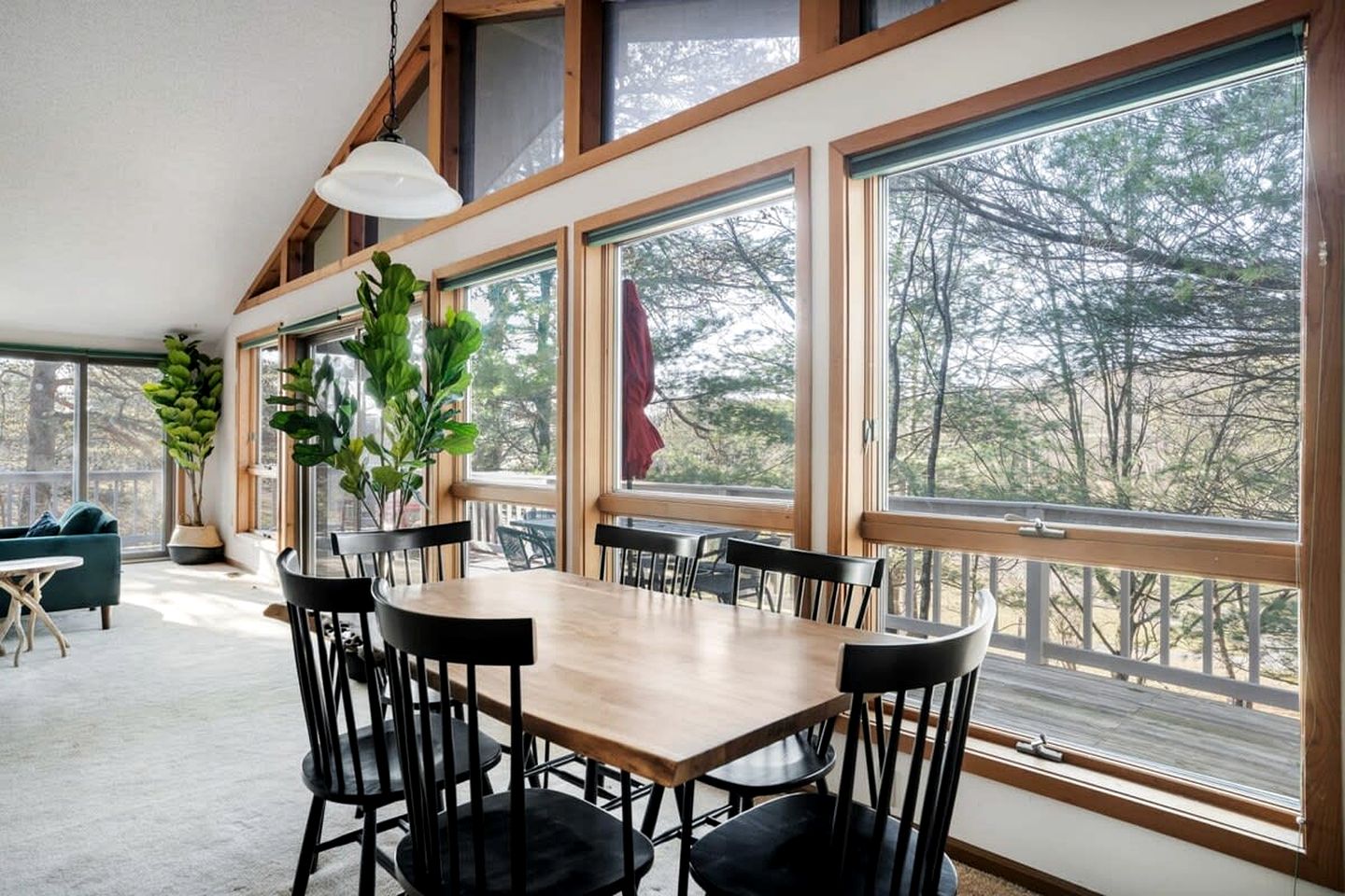 Cabin-Chalet Nestled in the Woods with Hot Tub, Fire Pit and Resort Amenities Just Steps from The Woods Golf Course in Hedgesville, WV