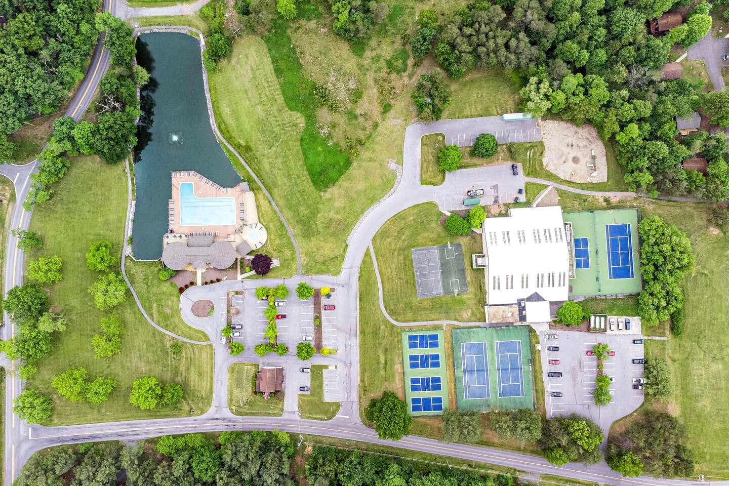 Cabin-Chalet Nestled in the Woods with Hot Tub, Fire Pit and Resort Amenities Just Steps from The Woods Golf Course in Hedgesville, WV
