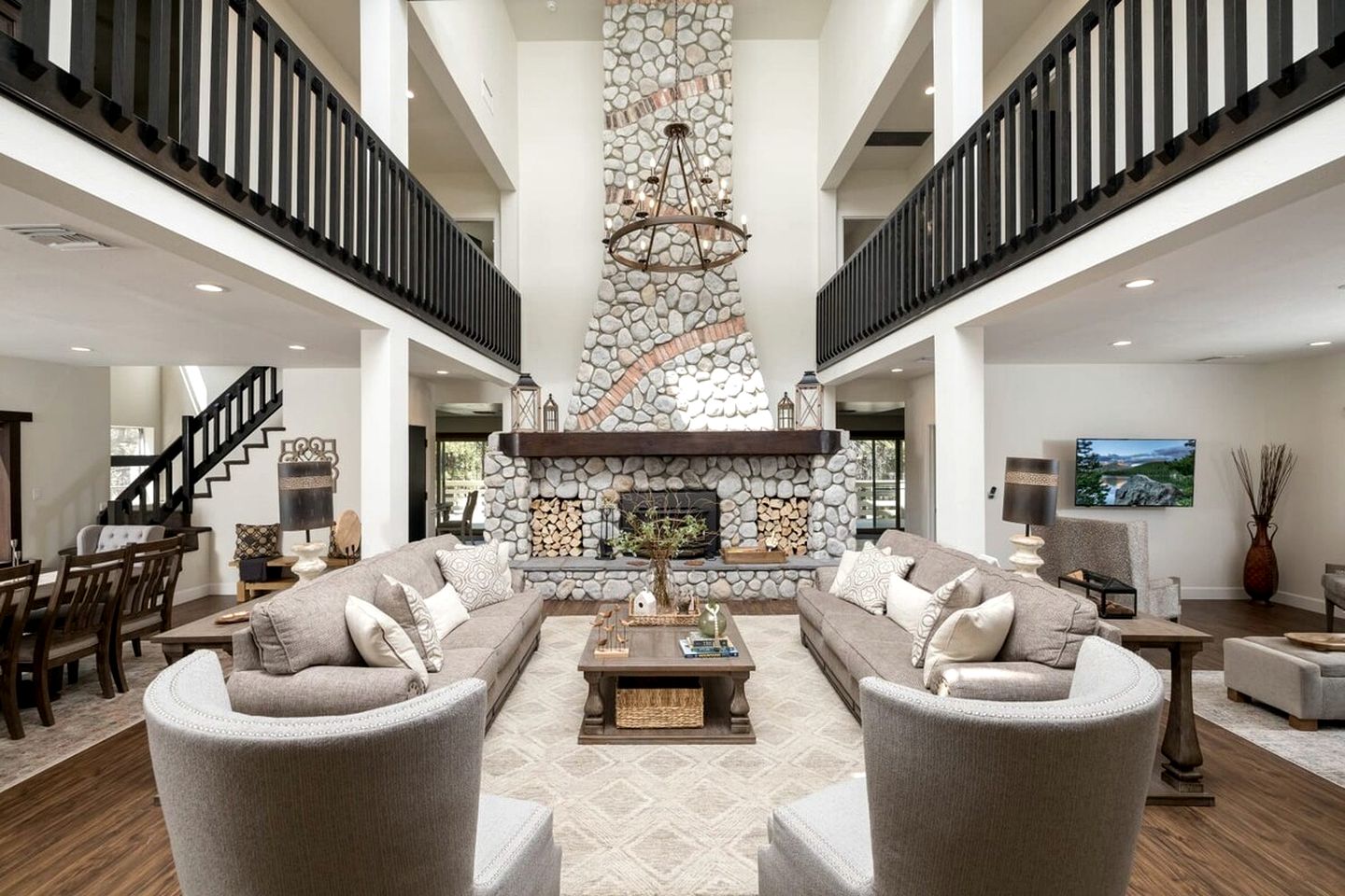 Luxurious Cabin with Game Room, Amazing Deck and Spa in California