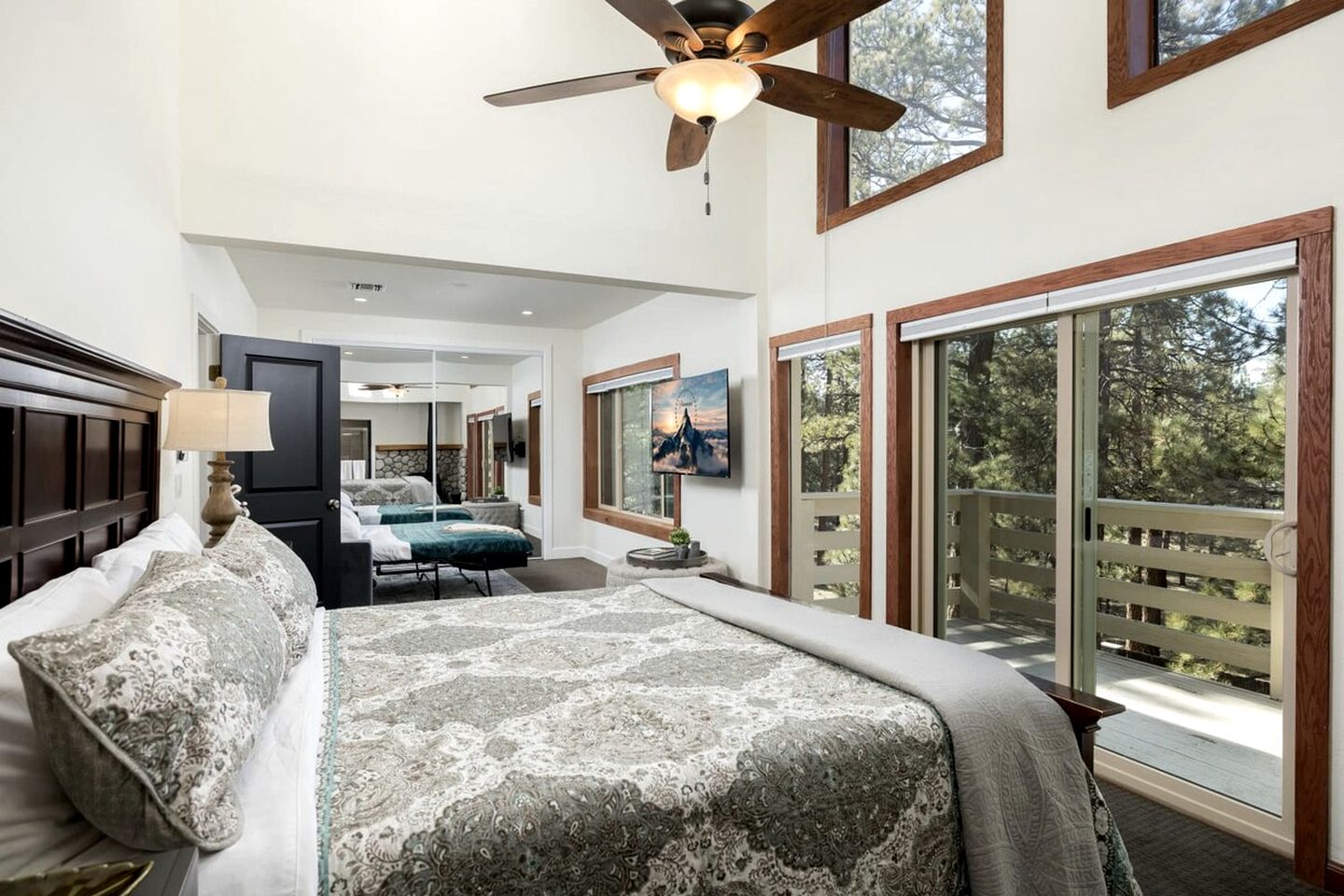 Luxurious Cabin with Game Room, Amazing Deck and Spa in California