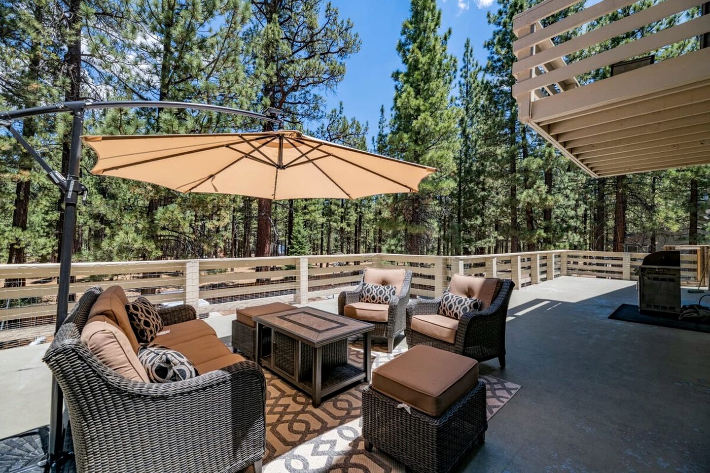 Luxurious Cabin with Game Room, Amazing Deck and Spa in California