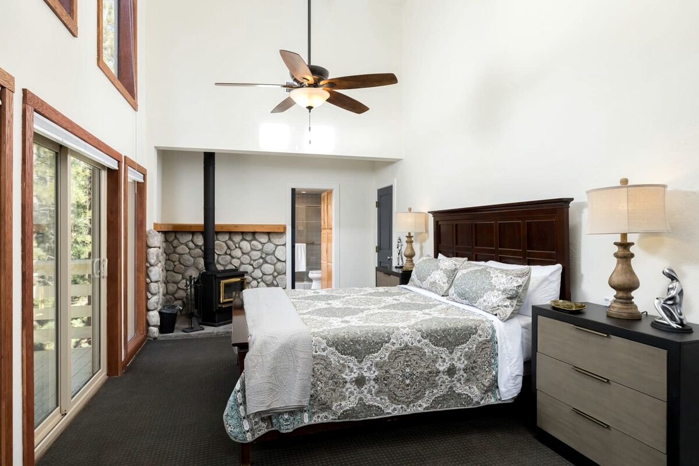 Luxurious Cabin with Game Room, Amazing Deck and Spa in California