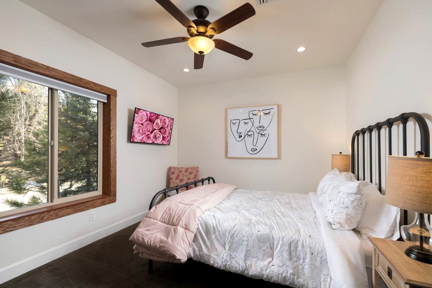 Luxurious Cabin with Game Room, Amazing Deck and Spa in California