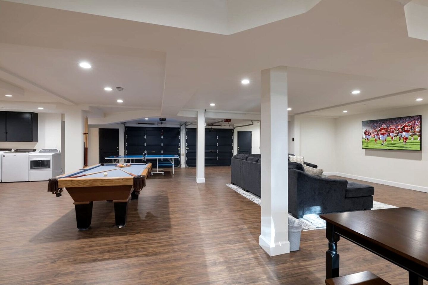 Luxurious Cabin with Game Room, Amazing Deck and Spa in California