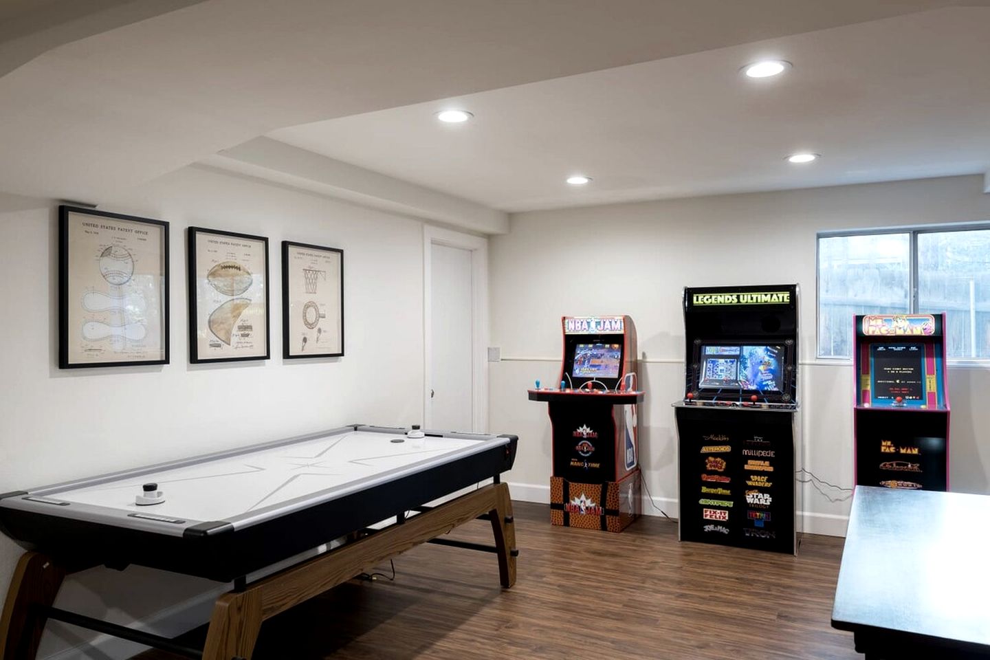 Luxurious Cabin with Game Room, Amazing Deck and Spa in California