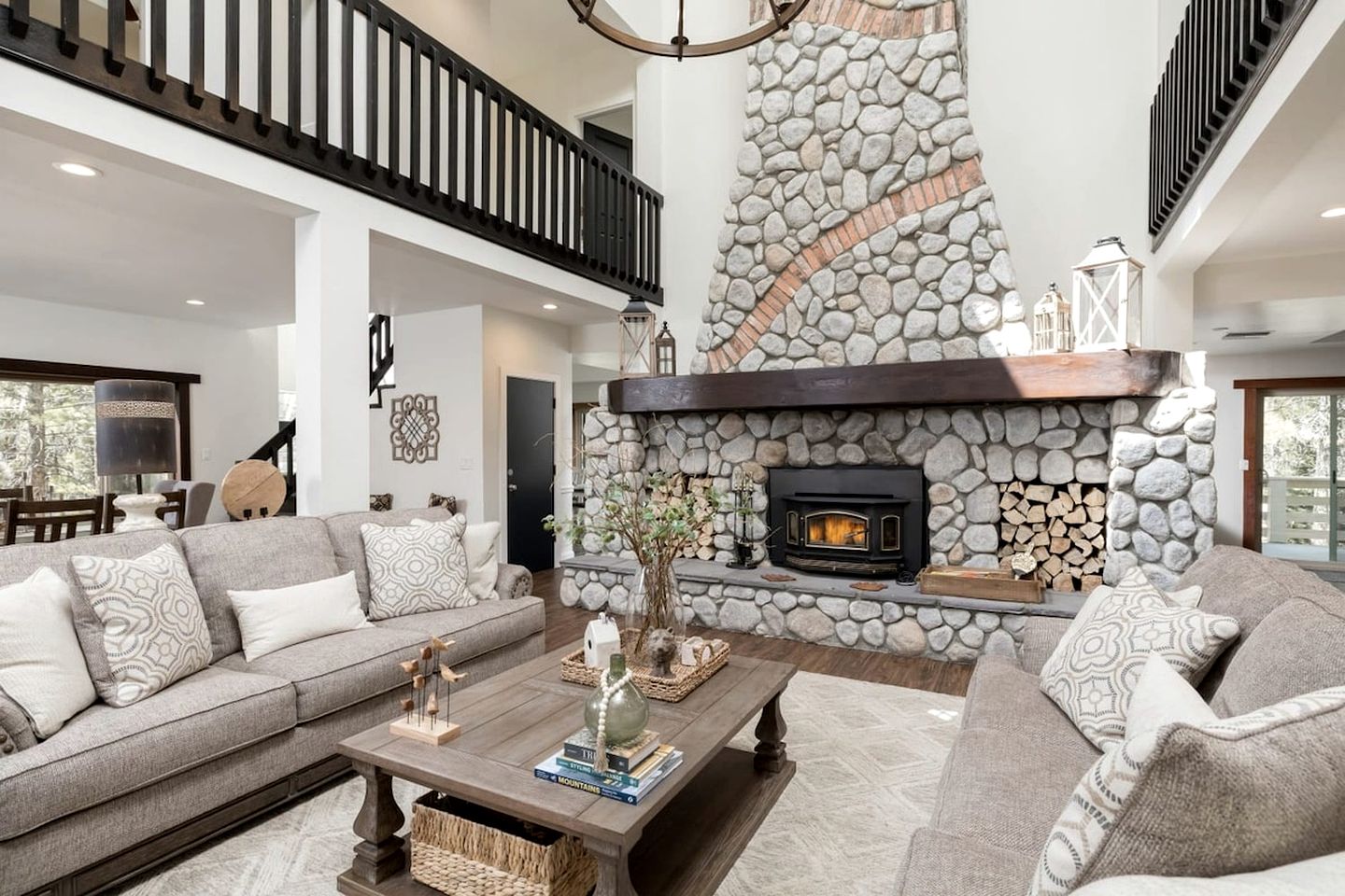 Luxurious Cabin with Game Room, Amazing Deck and Spa in California