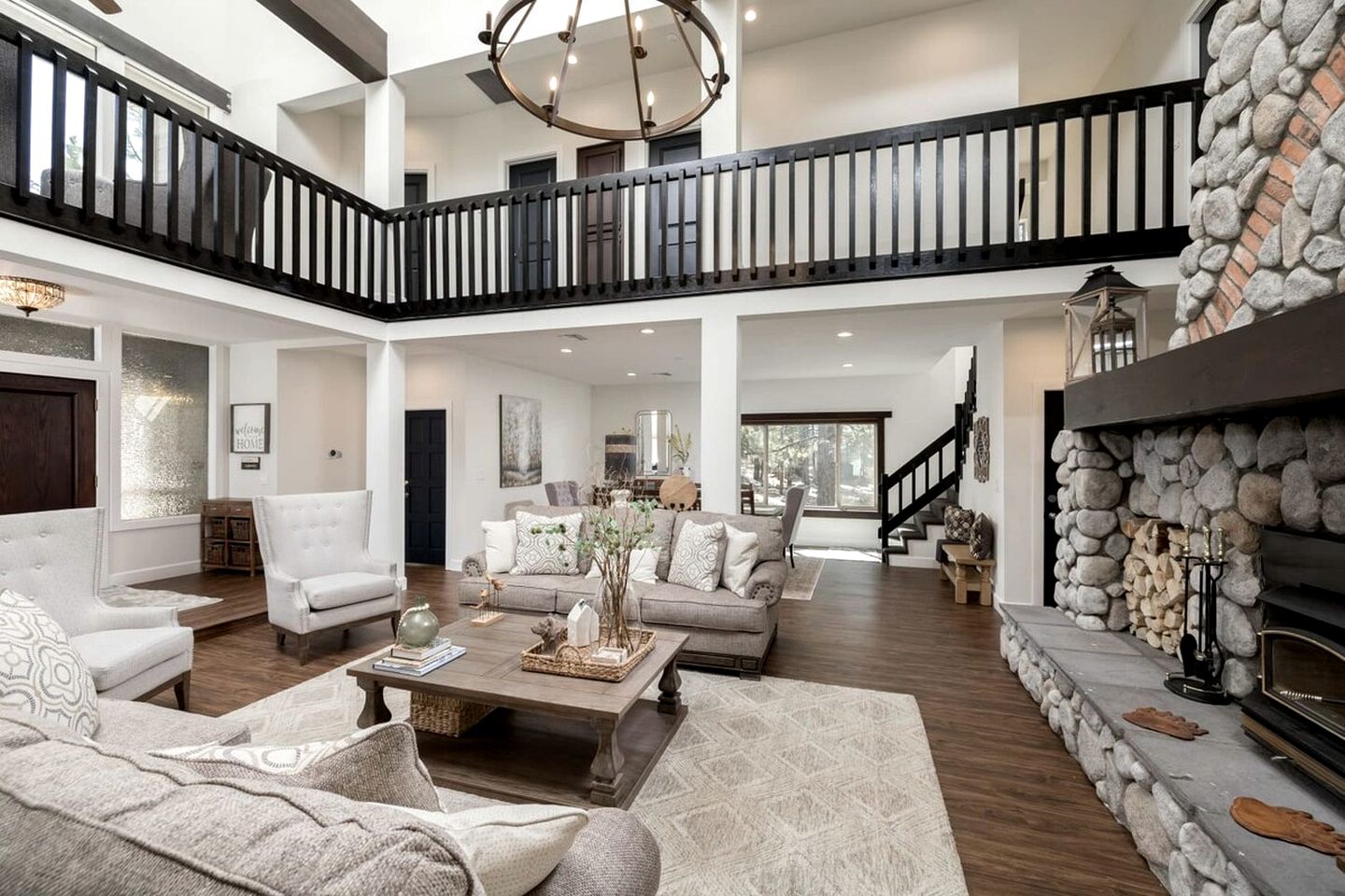 Luxurious Cabin with Game Room, Amazing Deck and Spa in California