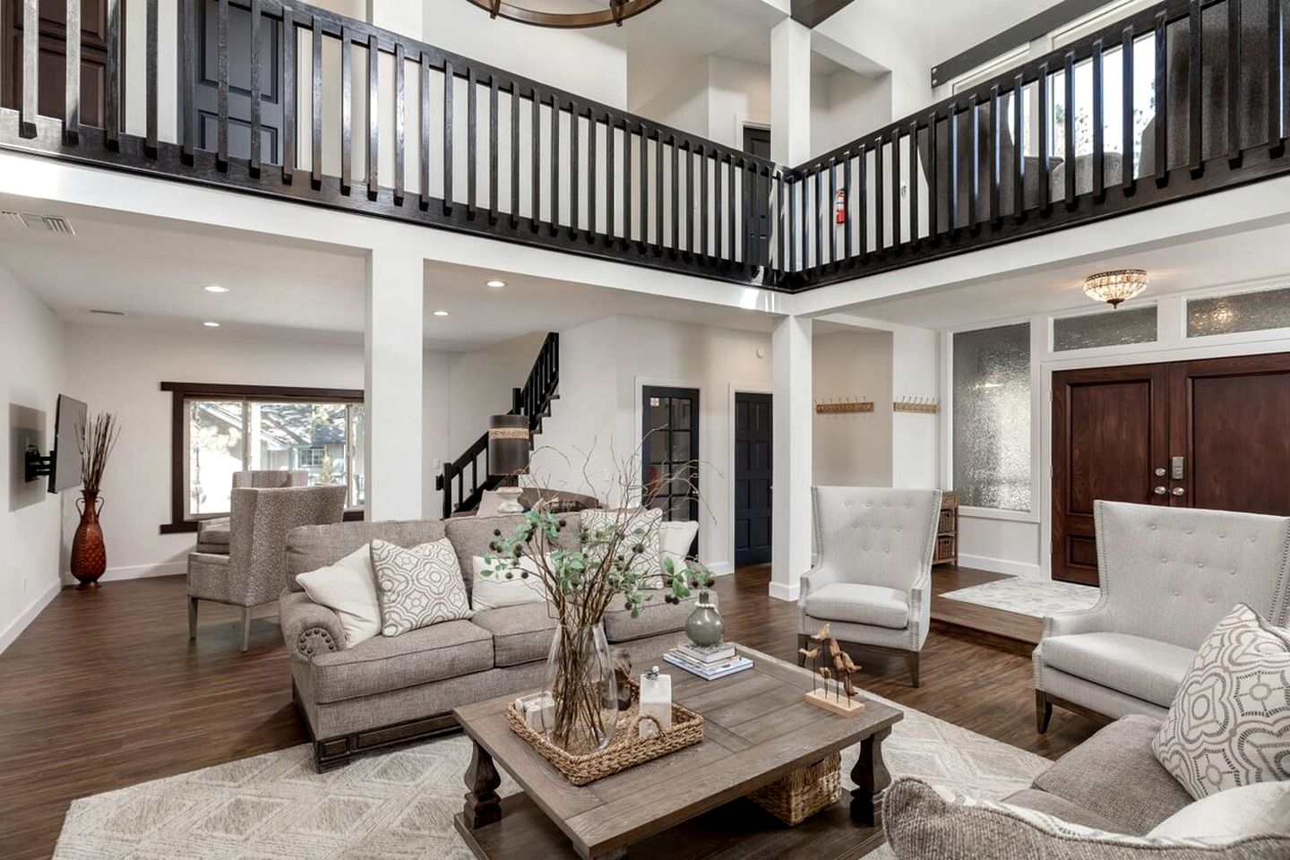 Luxurious Cabin with Game Room, Amazing Deck and Spa in California