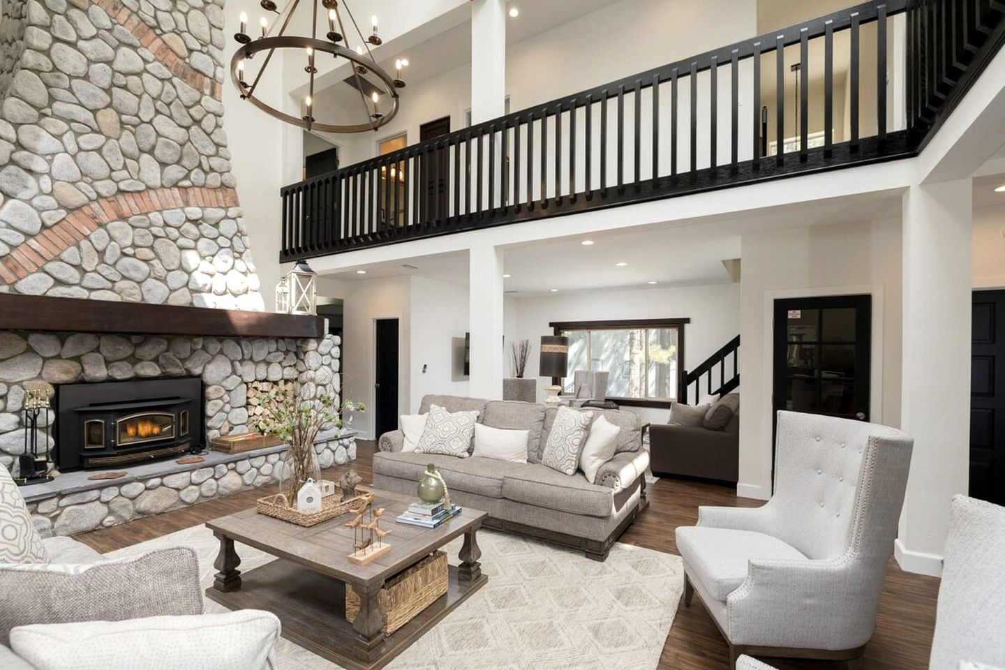 Luxurious Cabin with Game Room, Amazing Deck and Spa in California