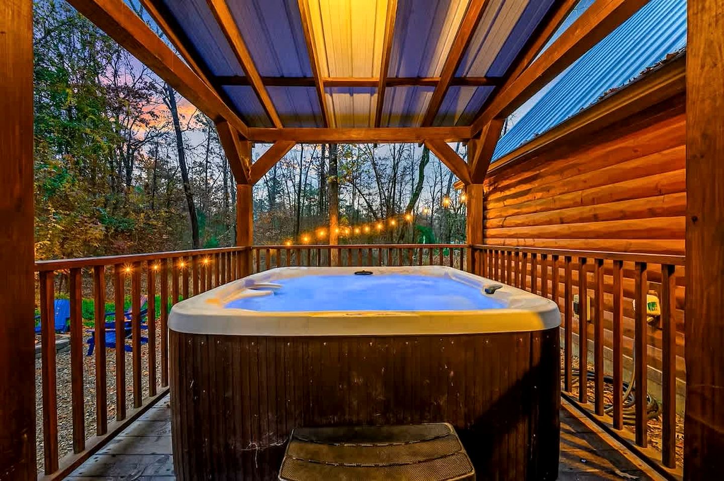 Modern Rustic Cabin with Hot Tub & Loft, Near Shops in Broken Bow, OK
