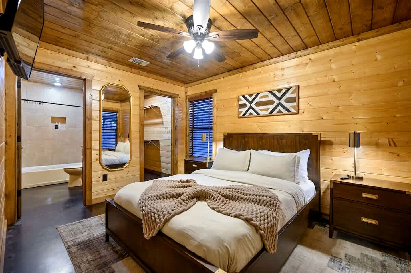 Modern Rustic Cabin with Hot Tub & Loft, Near Shops in Broken Bow, OK