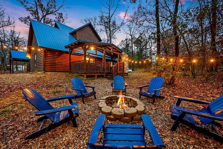 Modern Rustic Cabin with Hot Tub & Loft, Near Shops in Broken Bow, OK