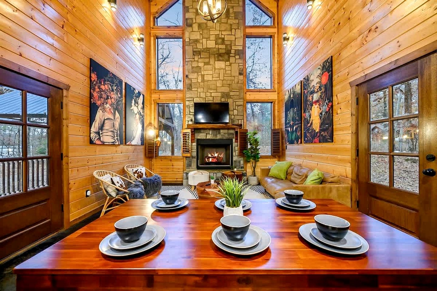 Modern Rustic Cabin with Hot Tub & Loft, Near Shops in Broken Bow, OK