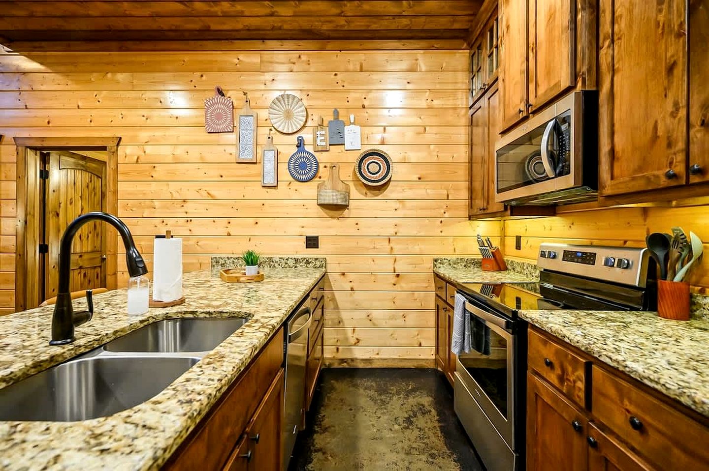 Modern Rustic Cabin with Hot Tub & Loft, Near Shops in Broken Bow, OK
