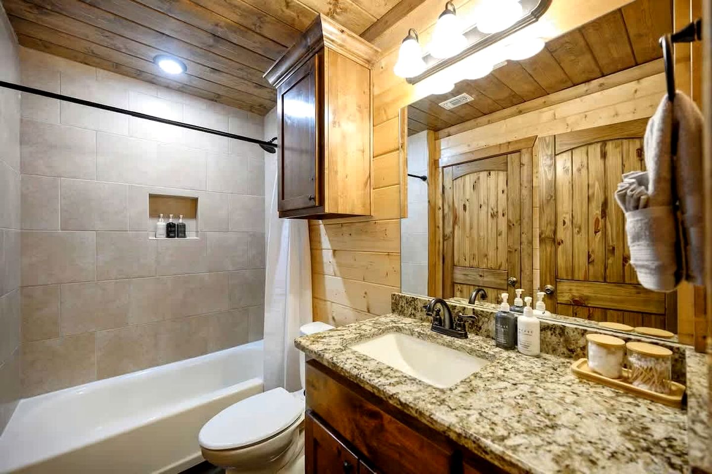 Modern Rustic Cabin with Hot Tub & Loft, Near Shops in Broken Bow, OK