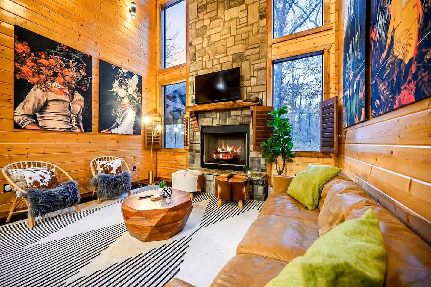 Modern Rustic Cabin with Hot Tub & Loft, Near Shops in Broken Bow, OK