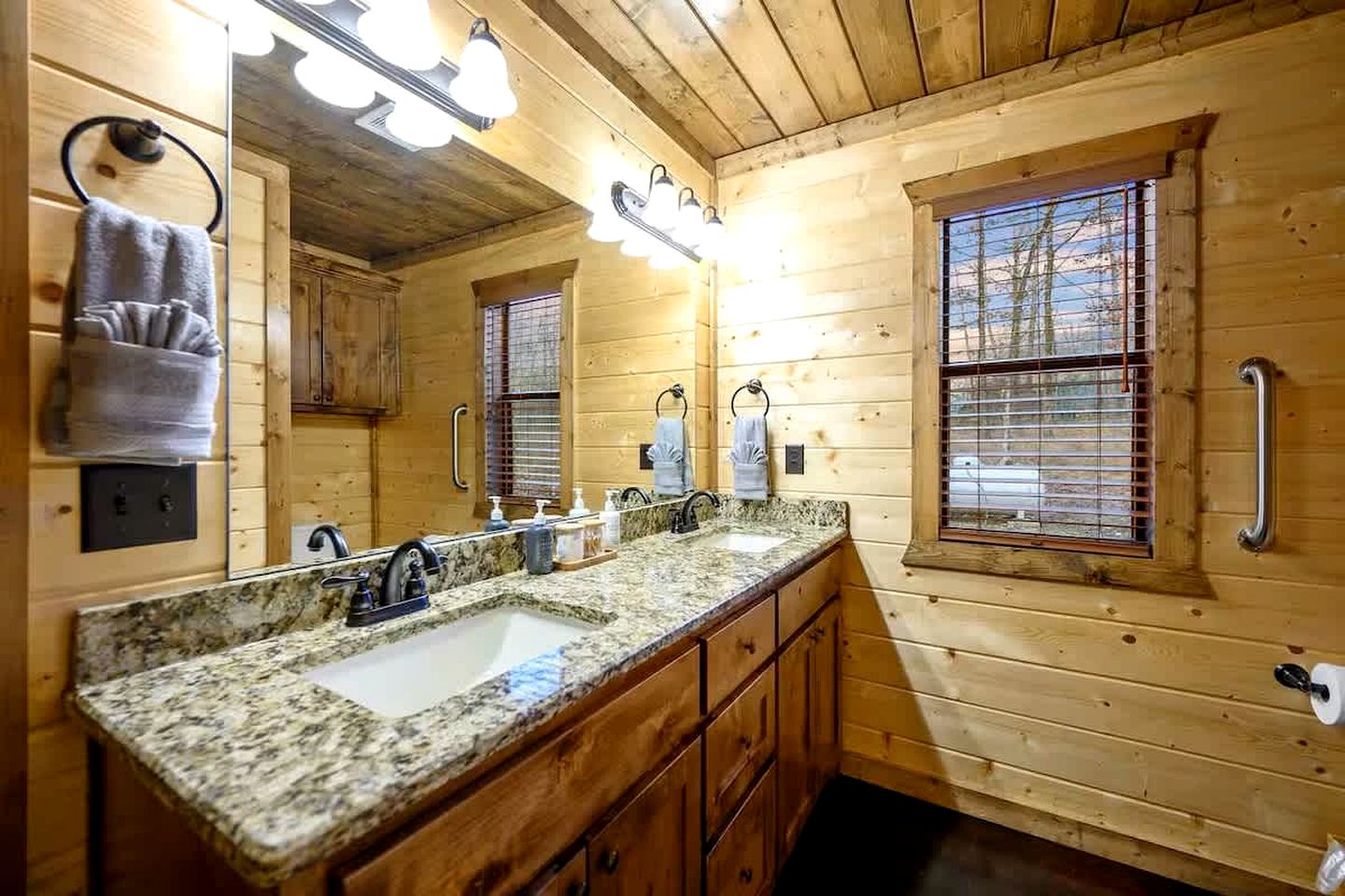 Modern Rustic Cabin with Hot Tub & Loft, Near Shops in Broken Bow, OK