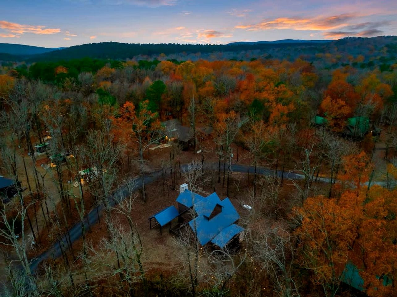 Modern Rustic Cabin with Hot Tub & Loft, Near Shops in Broken Bow, OK