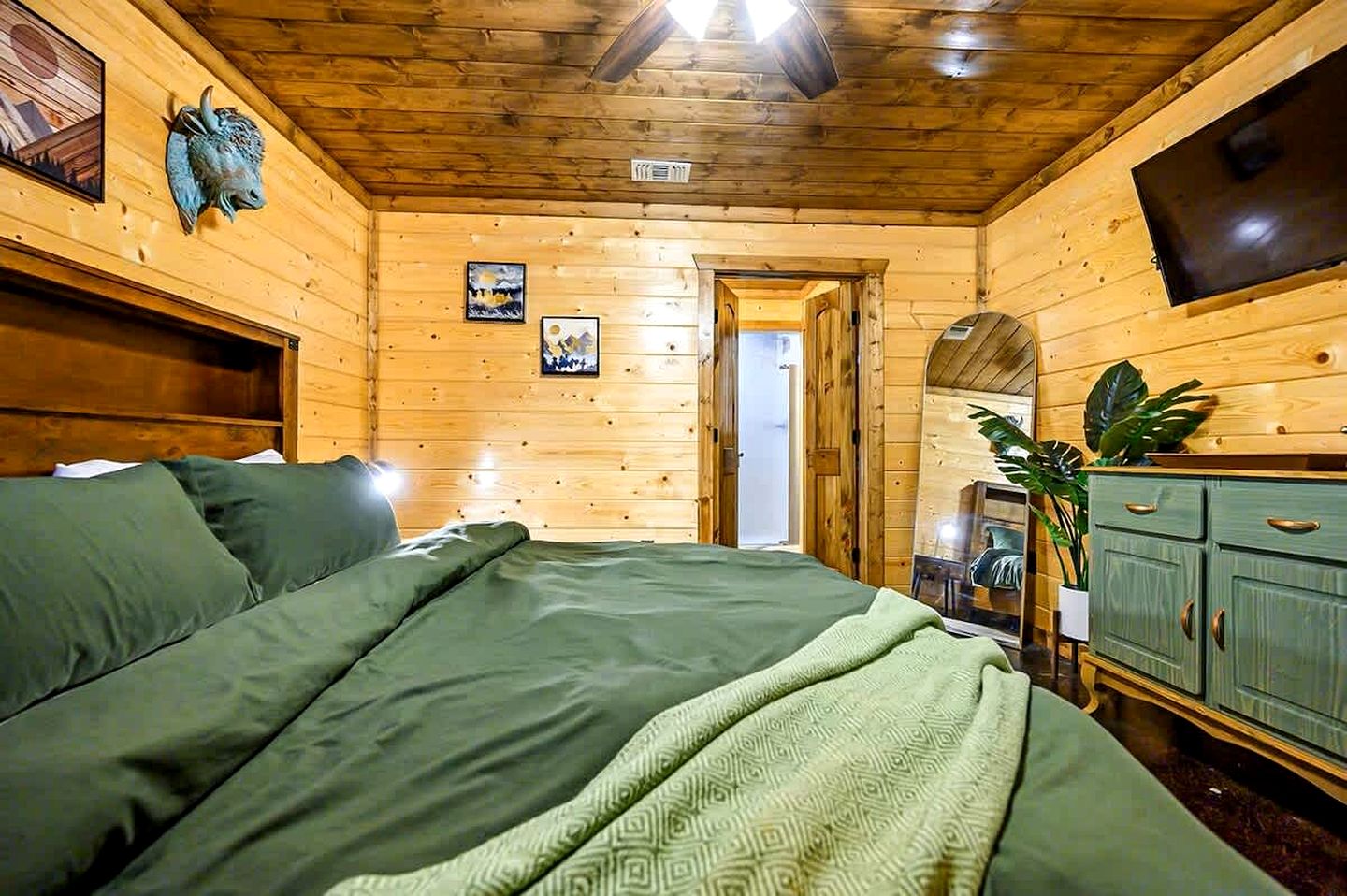 Modern Rustic Cabin with Hot Tub & Loft, Near Shops in Broken Bow, OK