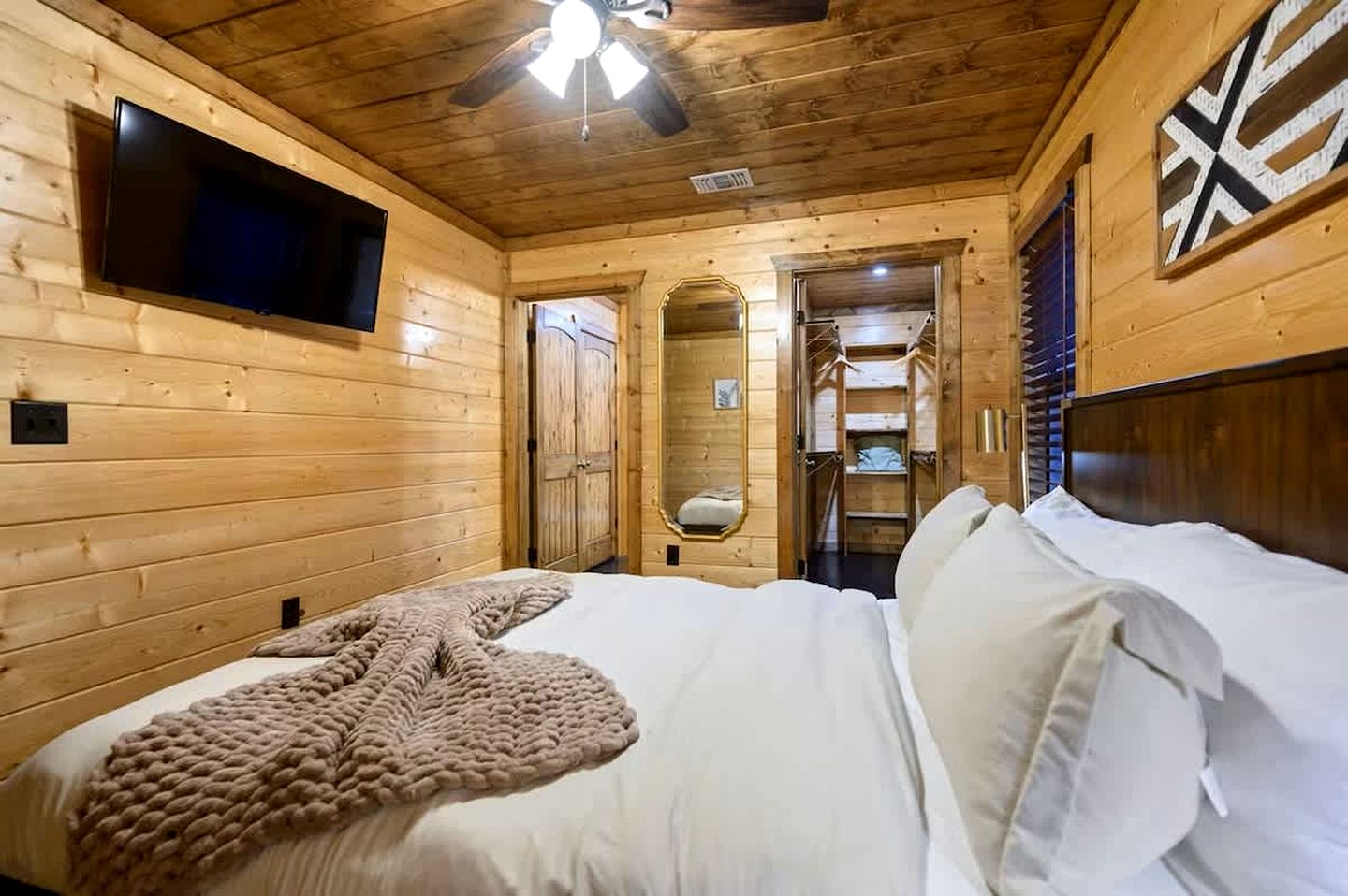 Modern Rustic Cabin with Hot Tub & Loft, Near Shops in Broken Bow, OK