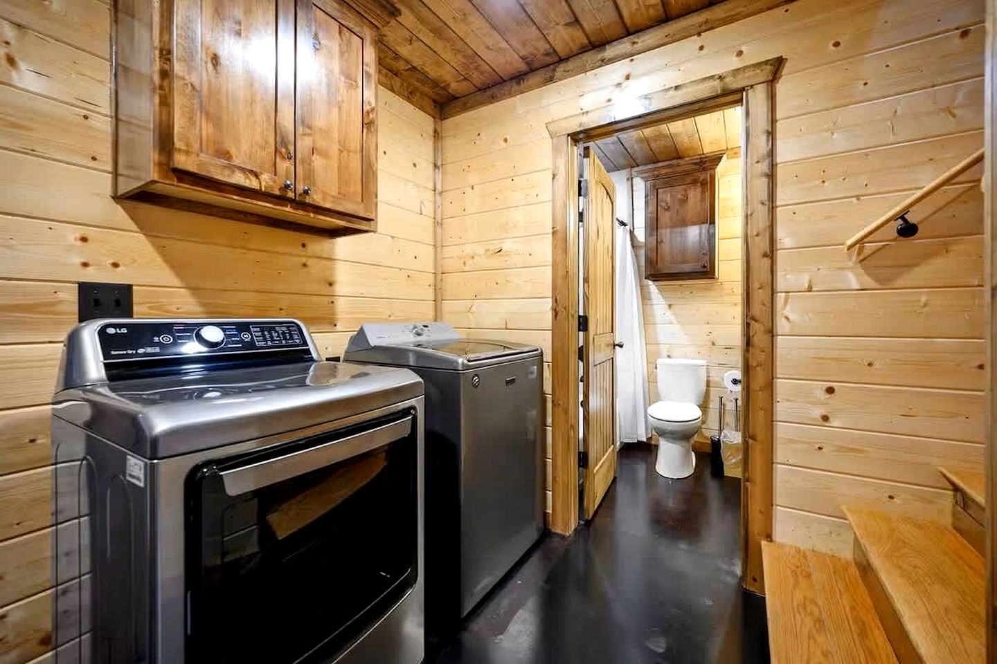 Modern Rustic Cabin with Hot Tub & Loft, Near Shops in Broken Bow, OK