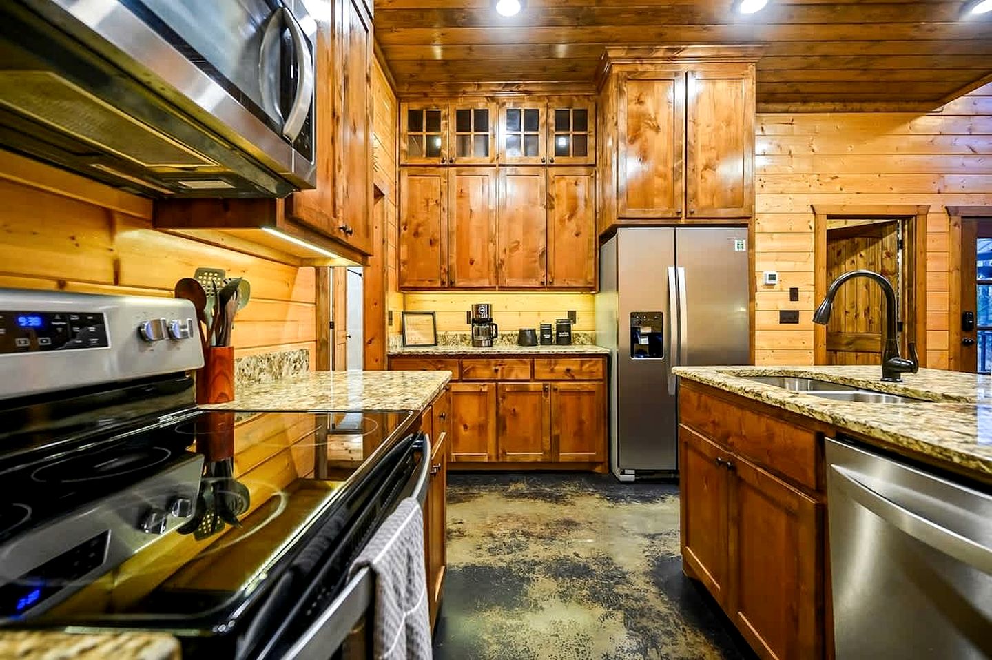 Modern Rustic Cabin with Hot Tub & Loft, Near Shops in Broken Bow, OK