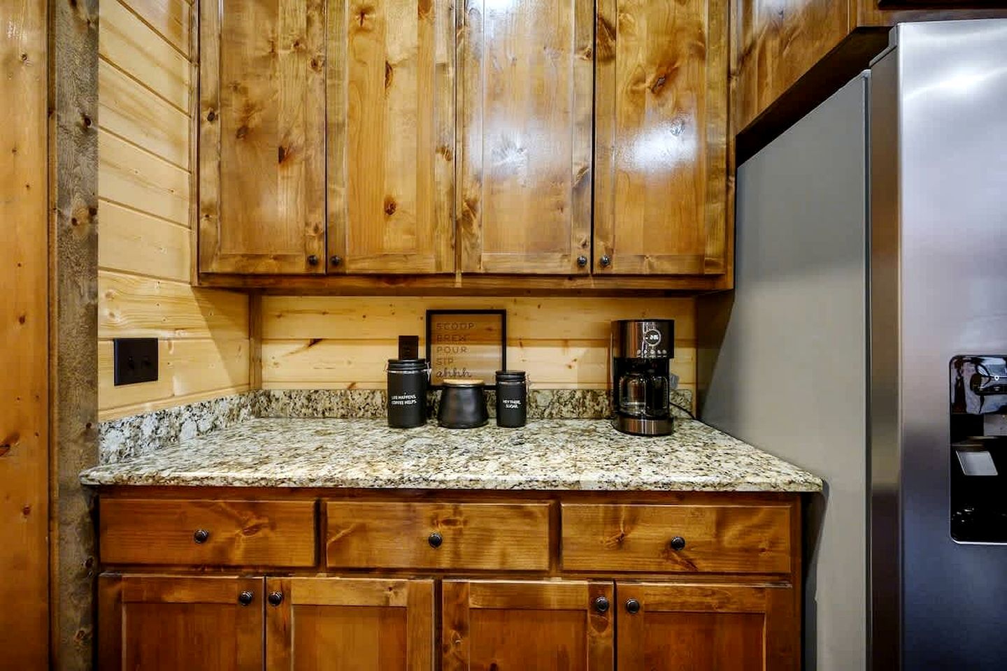 Modern Rustic Cabin with Hot Tub & Loft, Near Shops in Broken Bow, OK