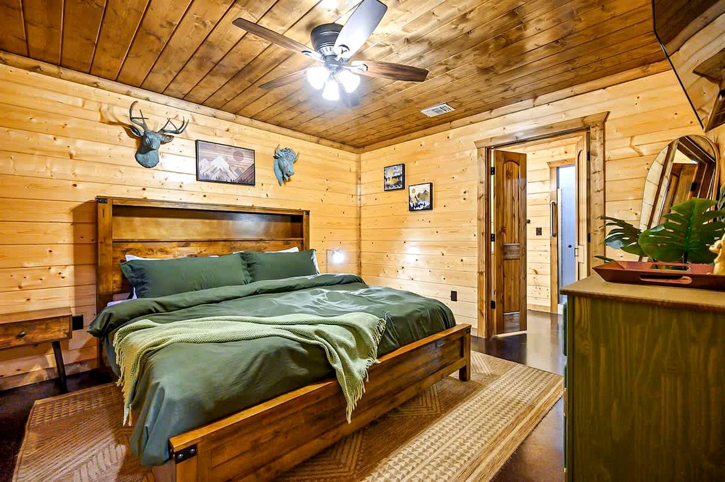 Modern Rustic Cabin with Hot Tub & Loft, Near Shops in Broken Bow, OK