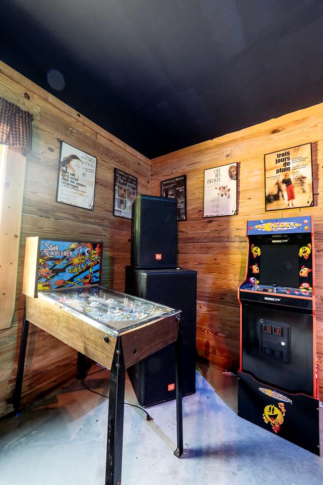 Luxurious Log Cabin with Game Room & Fireplace near Princeton in New Hope, Pennsylvania