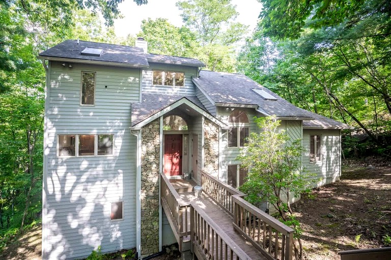 Cozy Sunny Bear Mountain Retreat with Floor-to-Ceiling Stone Fireplace Near Wintergreen Resort in VA
